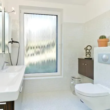 Haus Auf Dem Huegel Moderne 10